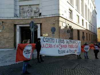 Potere al Popolo al ministro: "Sanità pubblica e laica"